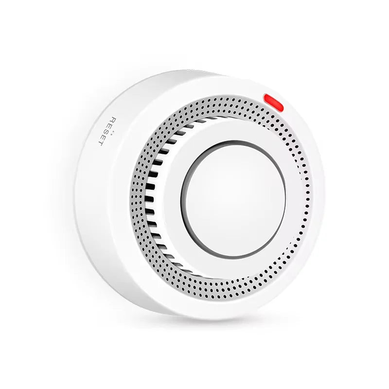 Compacte slimme rookmelder aan plafond, geïntegreerd met Tuya Smart voor complete brandbeveiliging thuis.