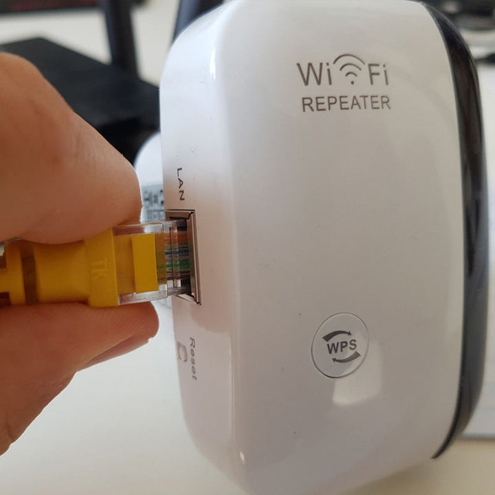 Overzicht van de WiFi signaalversterker met antennes voor uitgebreid draadloos netwerk.