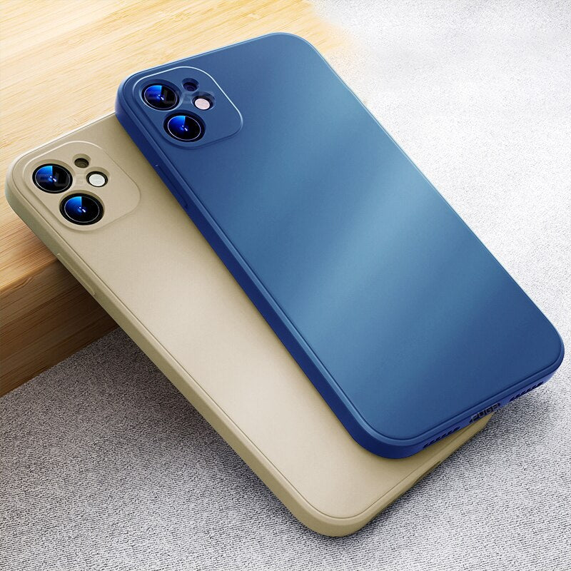 Rood siliconen beschermhoesje voor iPhone 13, met zachte microvezelvoering. Extra bescherming.