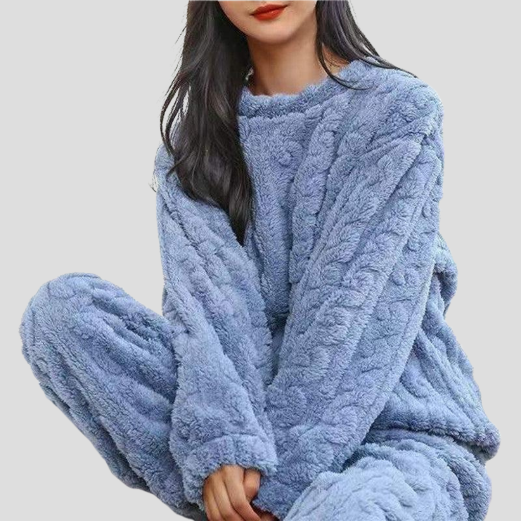 Zachte dames fleece pyjamaset, ideaal voor ultiem comfort en ontspanning thuis als loungewear of nachtkleding.