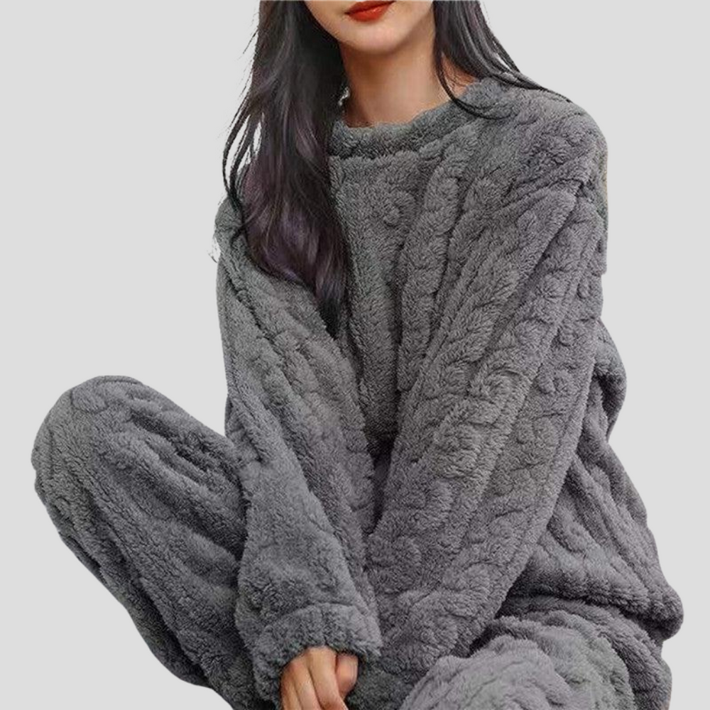 Warme fleece dames pyjama, perfect als comfortabele nachtkleding of huispak voor koude avonden.