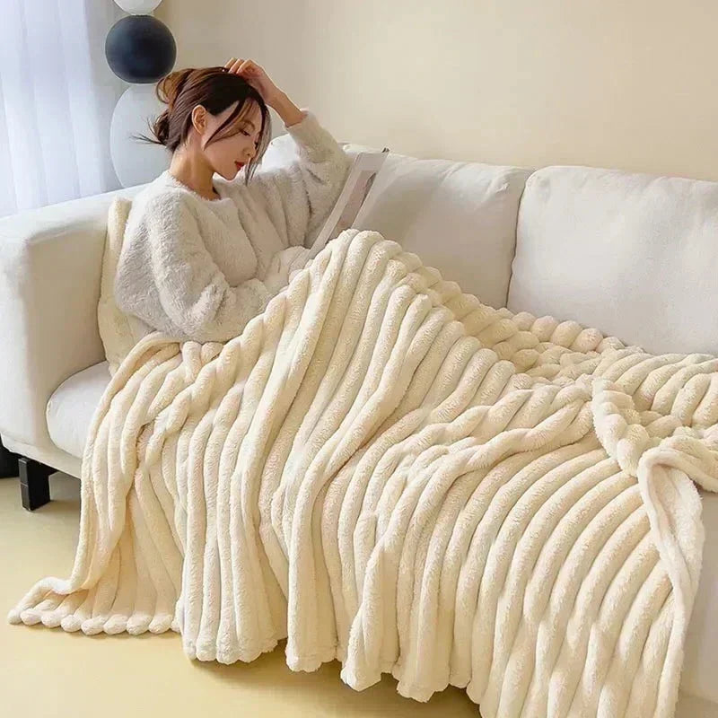 Zachte pluche maxi deken LuxuraWrap, ideaal voor ultiem comfort en warmte in slaap- of woonkamer.