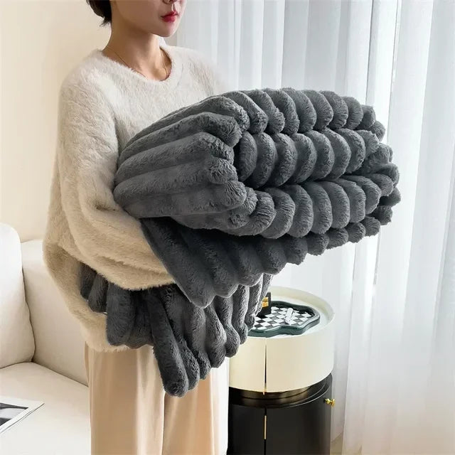 Luxe zachte pluche deken LuxuraWrap, een grote maxi maat voor ongeëvenaard comfort en warmte.
