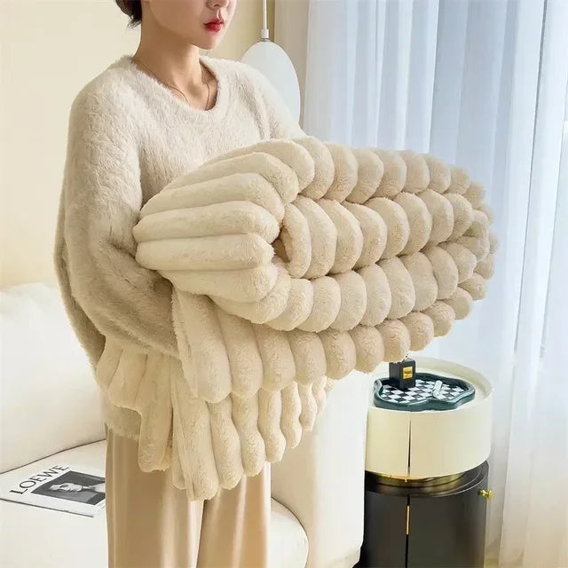 Heerlijk zachte pluche deken LuxuraWrap, perfect voor gezellige avonden op de bank.