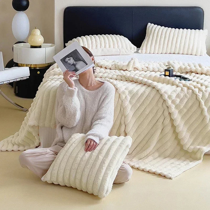 Grote pluche maxi deken van zacht materiaal, biedt extra warmte en comfort voor het hele gezin.