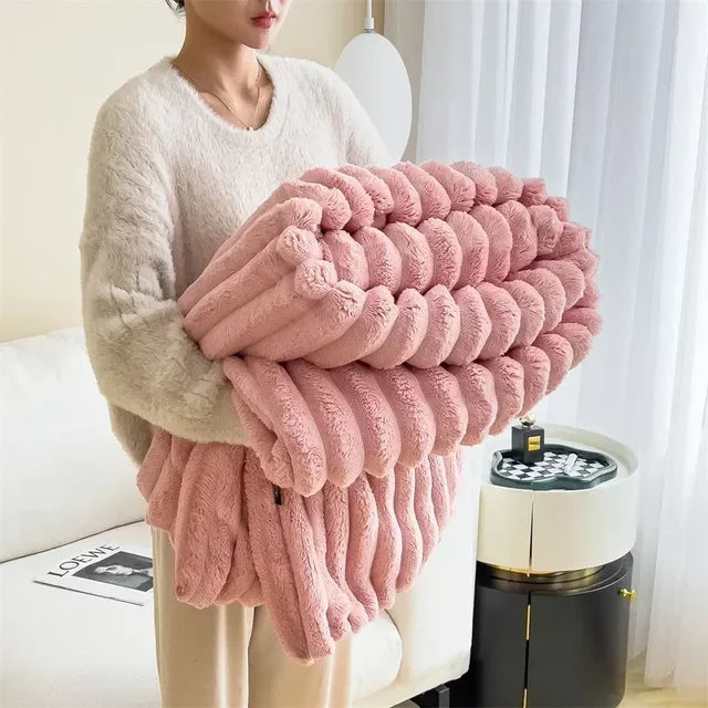 Veelzijdige zachte pluche deken LuxuraWrap, perfect als warme sprei of knusse deken in huis.