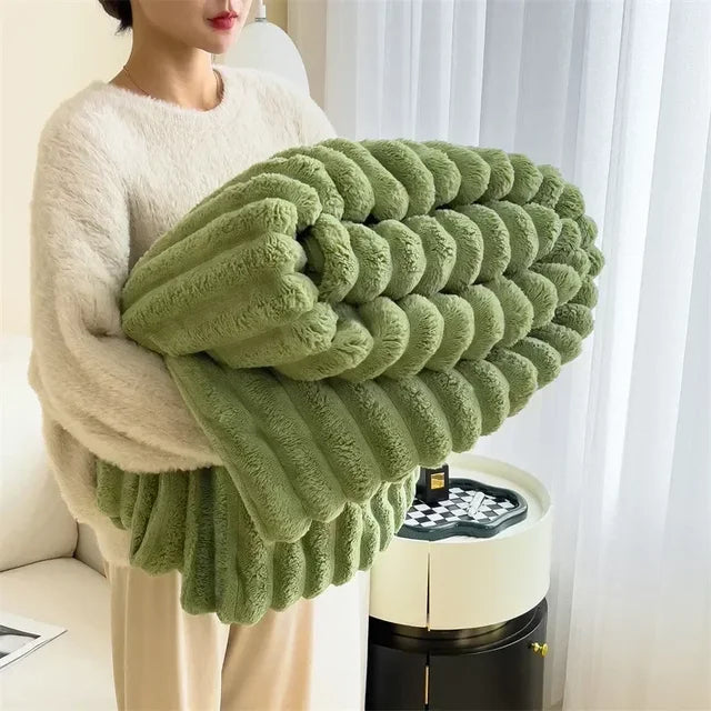Warme pluche maxi deken, houdt je heerlijk warm op koude dagen. Geschikt voor woonkamer interieur.