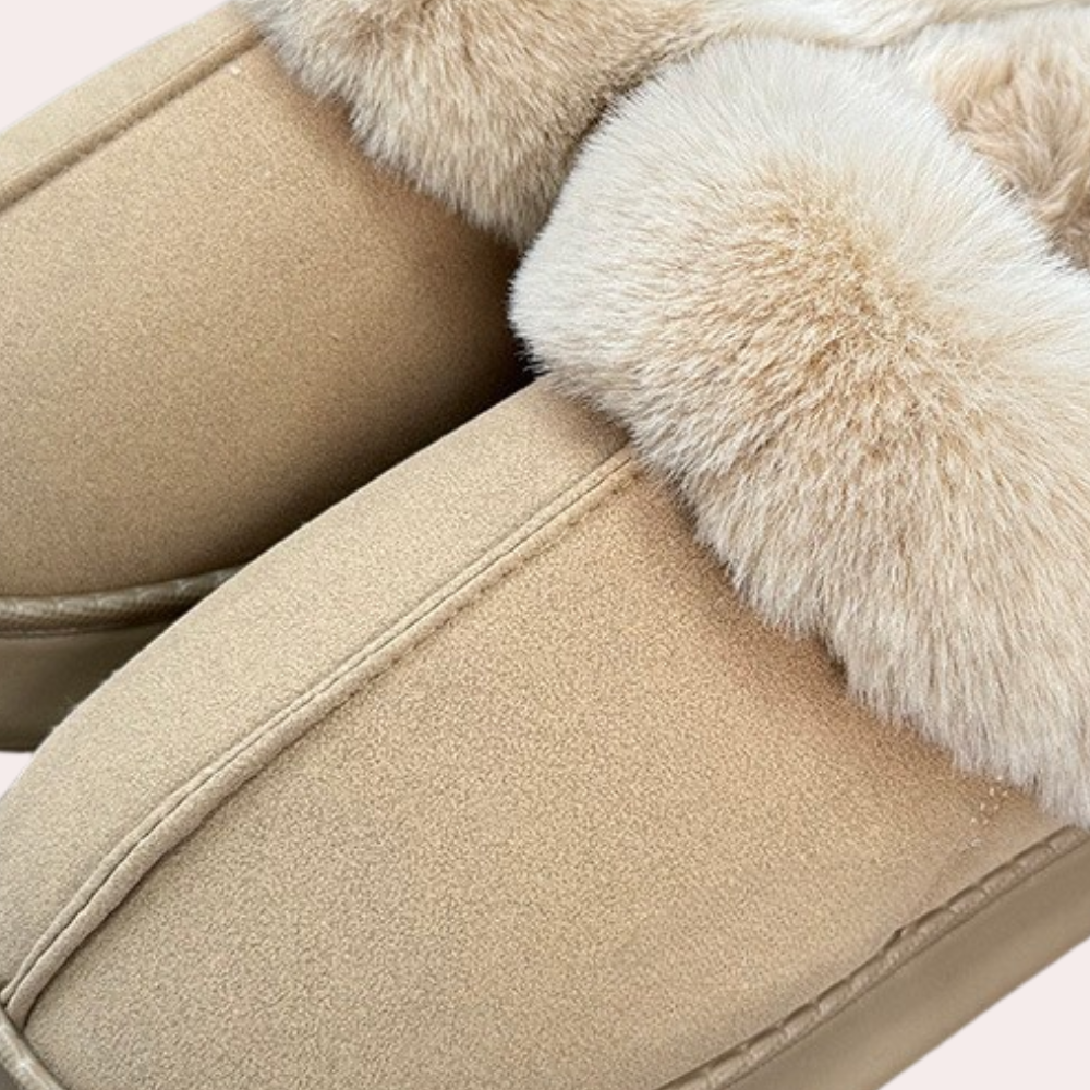 Comfortabele bruine winterpantoffels voor dames, met antislipzool voor veiligheid en extra warmte.
