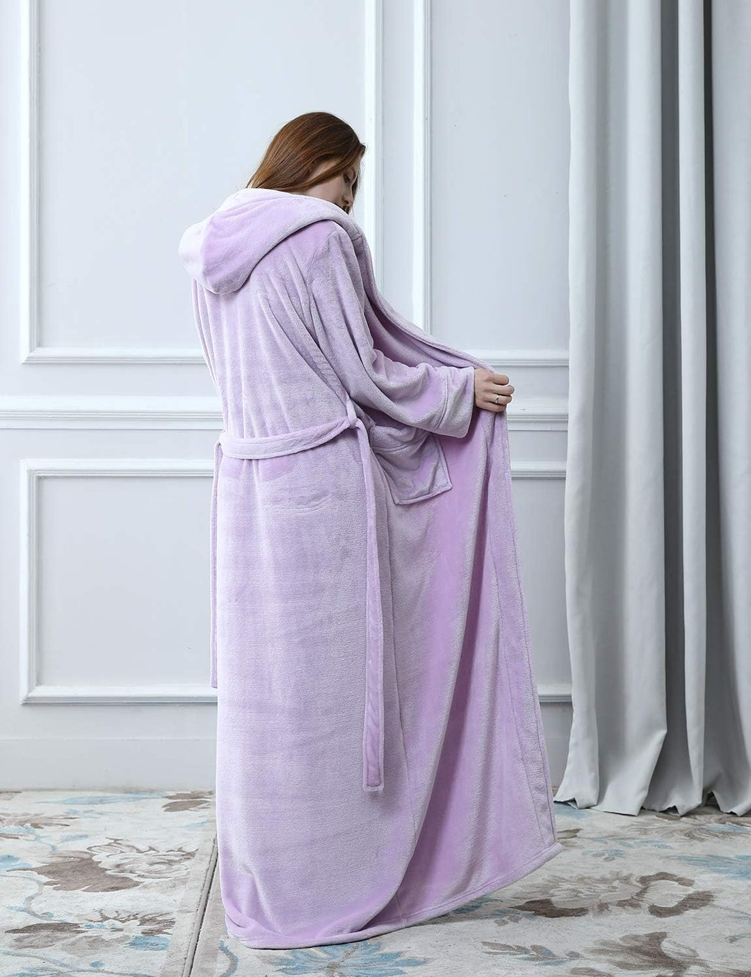 Praktische uniseks fleece badjas met capuchon, zacht en warm voor ochtend en avond.