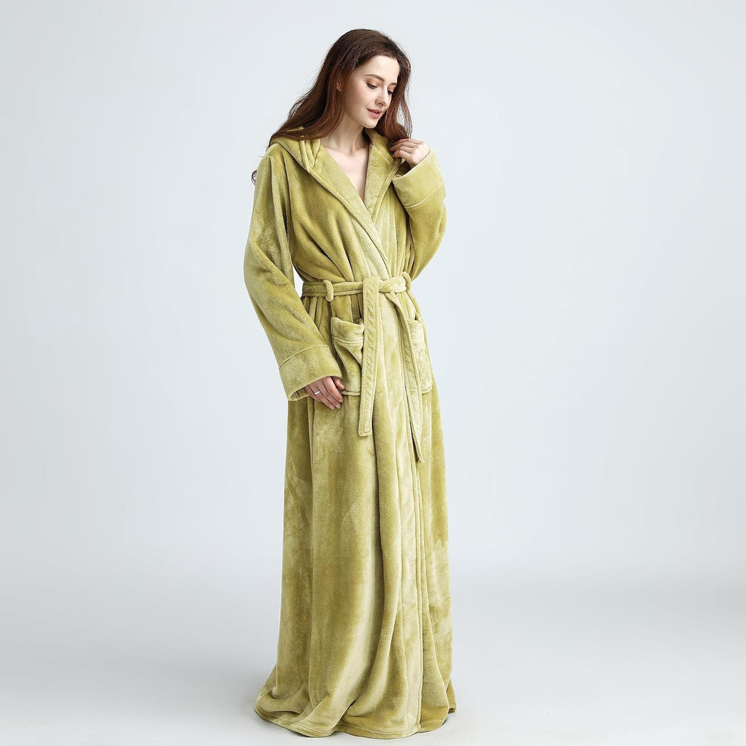 Zachte uniseks badjas, gemaakt van warm fleece met capuchon voor extra comfort.