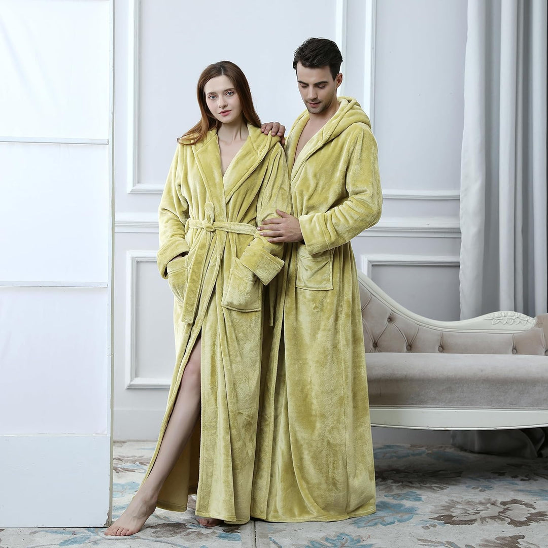 Uniseks fleece badjas met capuchon, ideaal voor ontspanning en warmte op koude dagen.
