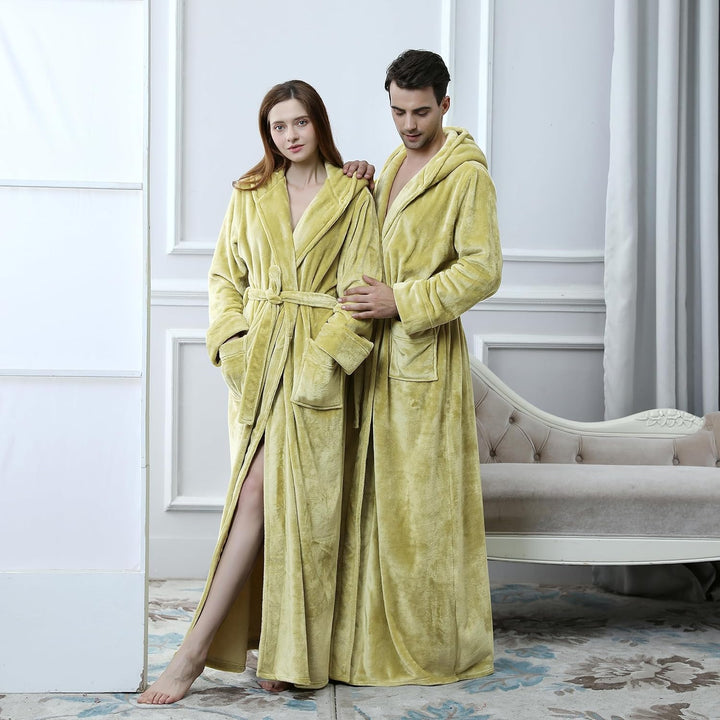 Uniseks fleece badjas met capuchon, ideaal voor ontspanning en warmte op koude dagen.