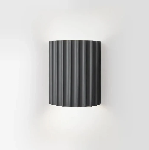 Moderne grijze hars wandlamp met minimalistische esthetiek, dubbelzijdige lichtverspreiding, ideaal voor een modern interieur.
