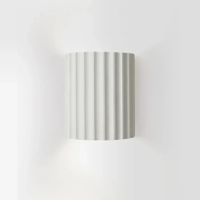 Moderne grijze hars wandlamp met minimalistische esthetiek, dubbelzijdige lichtverspreiding, ideaal voor een modern interieur.