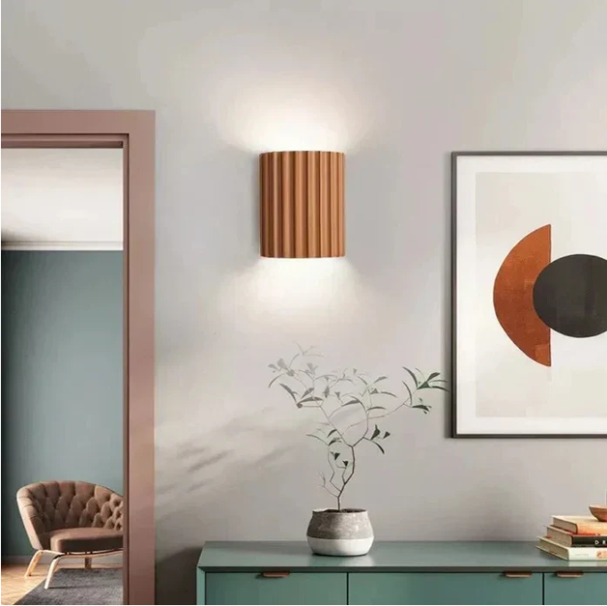 Moderne grijze hars wandlamp met minimalistische esthetiek, dubbelzijdige lichtverspreiding, ideaal voor een modern interieur.