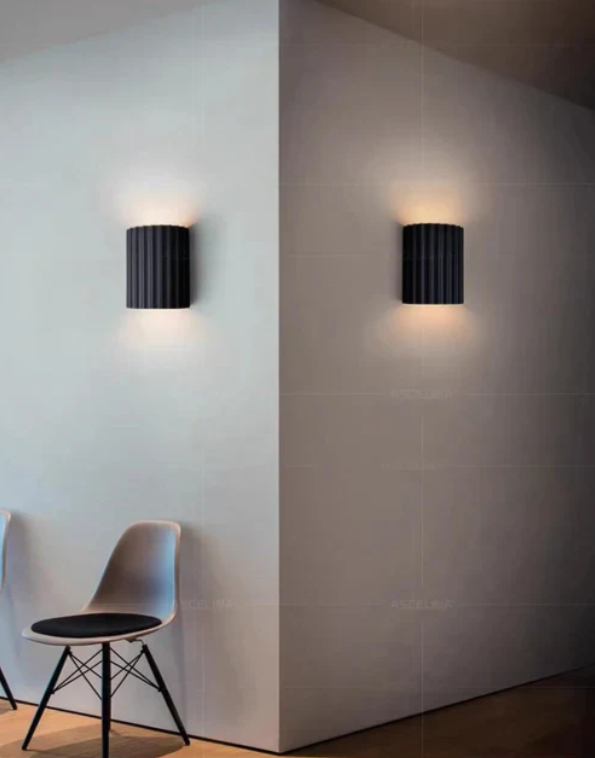 Moderne grijze hars wandlamp met minimalistische esthetiek, dubbelzijdige lichtverspreiding, ideaal voor een modern interieur.