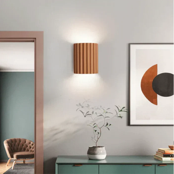 Moderne grijze hars wandlamp met minimalistische esthetiek, dubbelzijdige lichtverspreiding, ideaal voor een modern interieur.