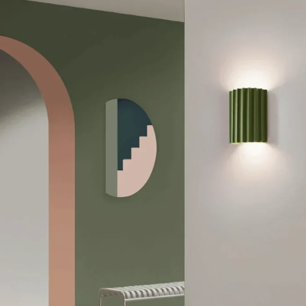 Moderne grijze hars wandlamp met minimalistische esthetiek, dubbelzijdige lichtverspreiding, ideaal voor een modern interieur.