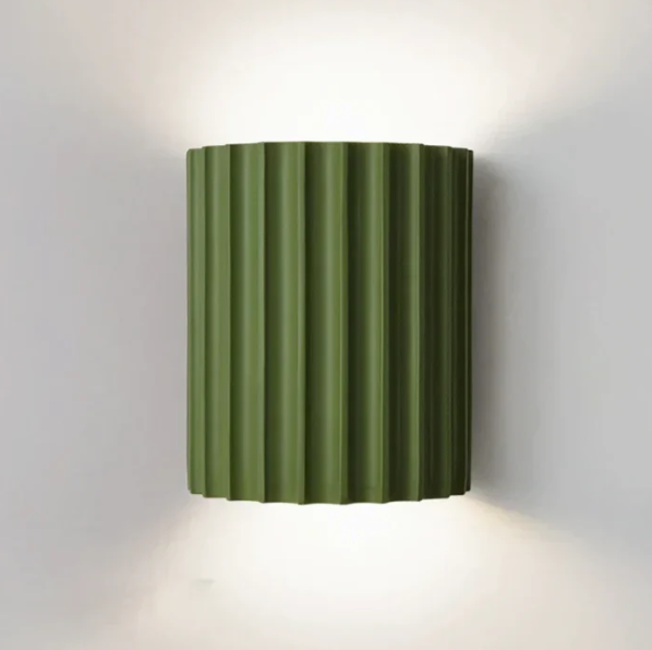 Moderne grijze hars wandlamp met minimalistische esthetiek, dubbelzijdige lichtverspreiding, ideaal voor een modern interieur.
