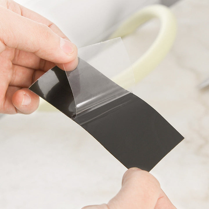 Waterbestendige tape met sterke hechting voor het repareren van scheuren in zwembaden of vijvers.