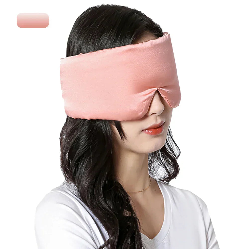 Zwart zijden slaapmasker; luxe accessoire voor optimale nachtrust en ontspanning.