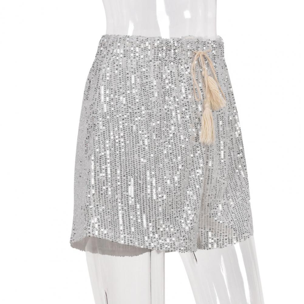 Serenas zilveren damesbroek met glitters, combineert stralende glamour met ultiem draagcomfort. Feestelijk.