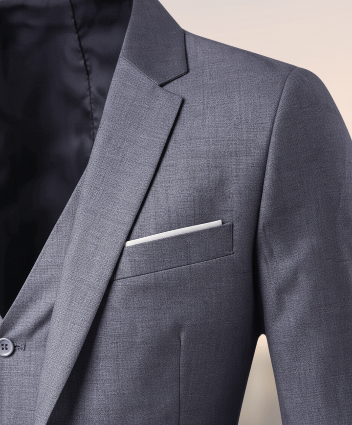 Gedetailleerd close-up van het elegante driedelige pak, toont stof en knopen.