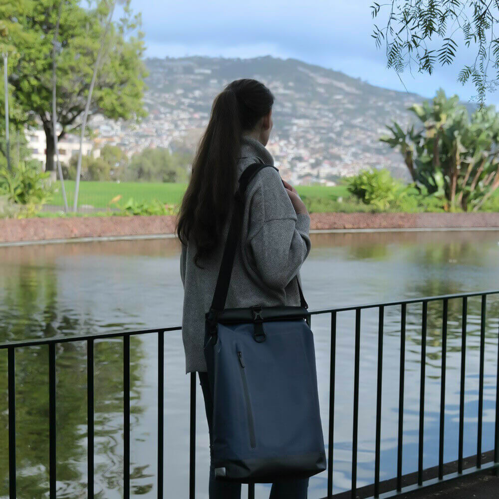 Blauwe fietstas MultiBag, waterdicht en ruim, geschikt als reistas en bagagedragertas.