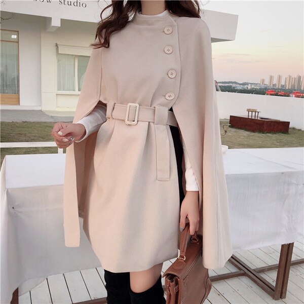 Zwarte AlishasJacket dames cape jas; elegant, stijlvol en trendy overgangsjas met uniek design.