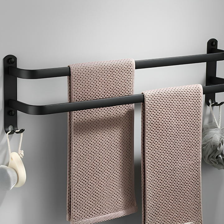 Modern zwart wandrek voor badkamer met handdoekstang en handige ophanghaken.