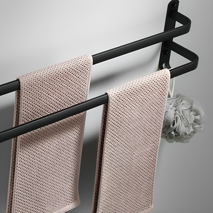 Elegant zwart wandrek voor badkamer, speciaal ontworpen als handdoekhouder met haken.