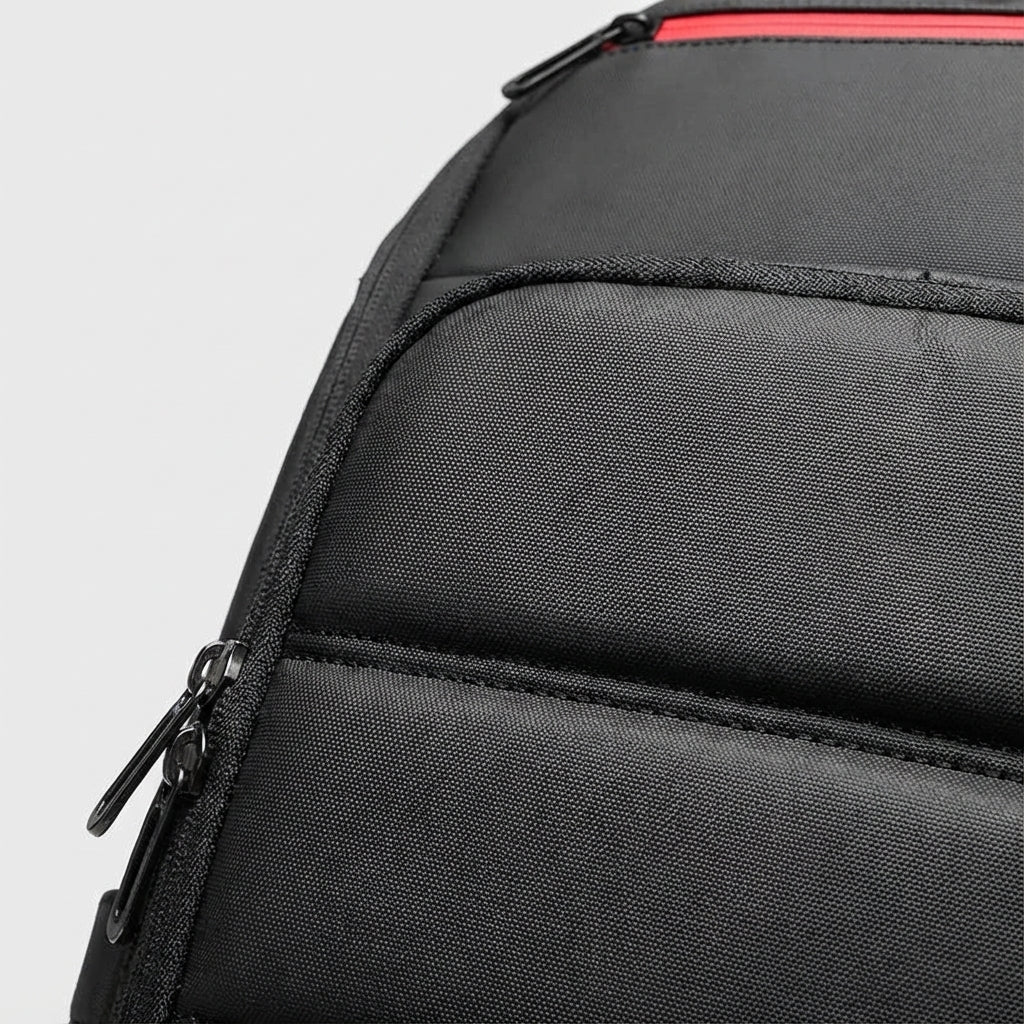 Veilige zwarte laptoprugzak met verborgen ritsen en ruim interieur voor je spullen en laptop.