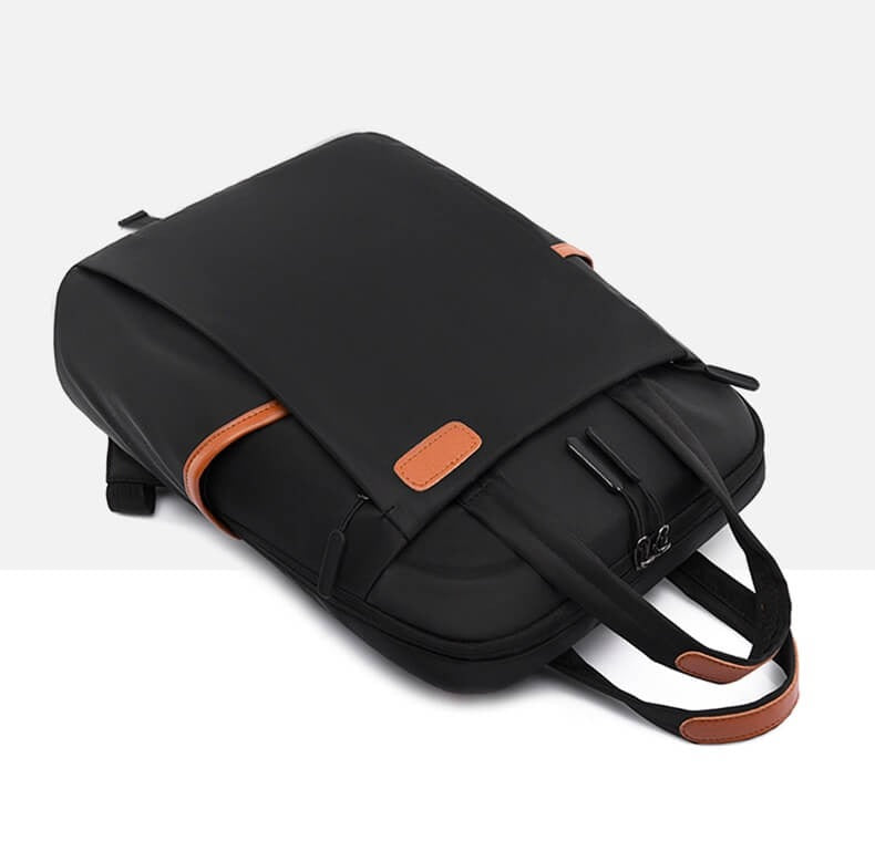 Lichtgewicht grijze reisrugzak met antidiefstal functie, perfect voor comfortabel en veilig reizen.