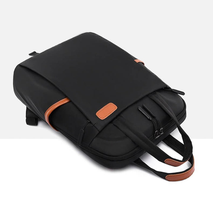 Lichtgewicht grijze reisrugzak met antidiefstal functie, perfect voor comfortabel en veilig reizen.
