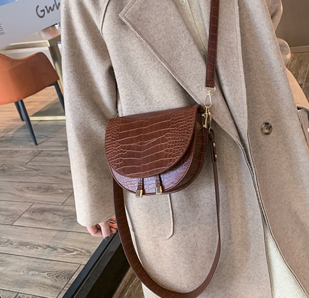 Zwarte Chelsey dames crossbody tas van kunstleer met stijlvolle krokodillenprint, een trendy mode accessoire.
