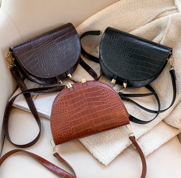 Kastanje bruine crossbody tas voor dames, stijlvol kunstleer met opvallende krokodillenprint. Trendy handtas.