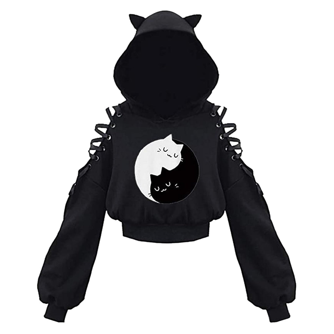 Close-up van de speelse kattenoren op deze zwarte dames hoodie; perfect voor kawaii mode.
