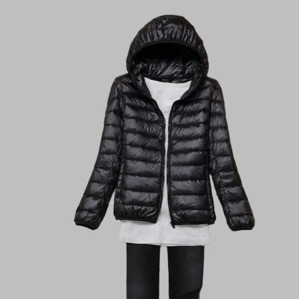 Zwarte dames ultralichte opvouwbare donsjas met capuchon, perfect voor winterse comfort en gemak.