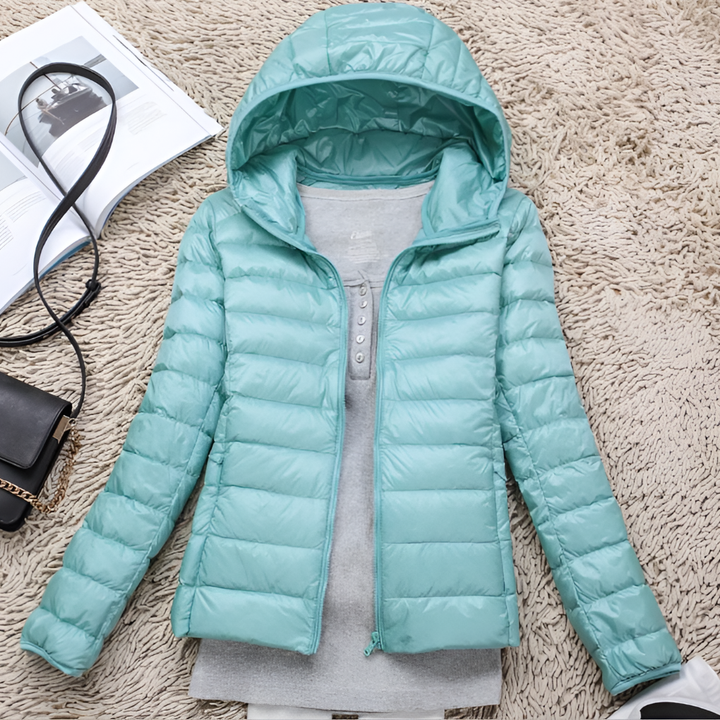 Blauwe dames winter donsjas met capuchon, ultralicht en opvouwbaar voor outdoor avonturen en dagelijks gebruik.