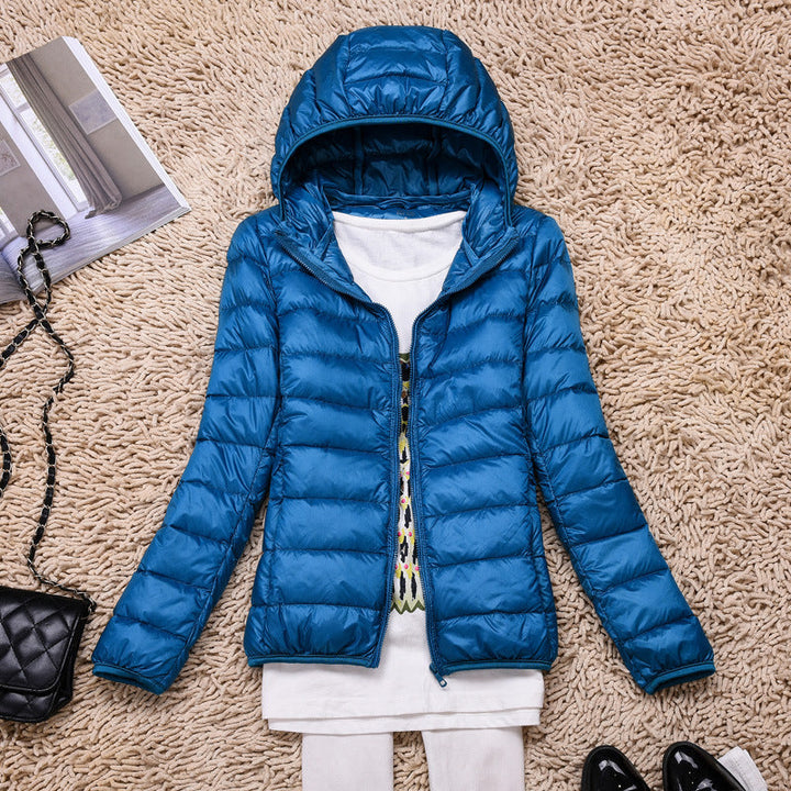 Groene ultralichte donsjas met capuchon voor dames, opvouwbaar en warm; een perfecte outdoor sportieve jas.