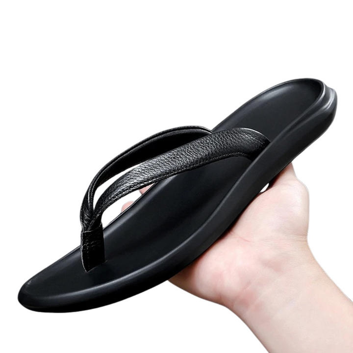 Zwarte Dario herenslippers, antislip en comfortabel, perfect voor zomer en dagelijks gebruik.