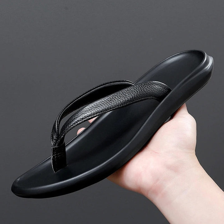 Detail van de antislipzool van de Dario herenslipper, voor extra grip op natte oppervlakken.