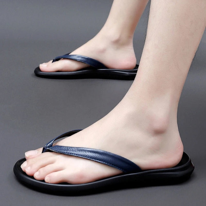 Comfortabele Dario herenslippers aan voeten, ideaal voor een relaxte zomerse wandeling.