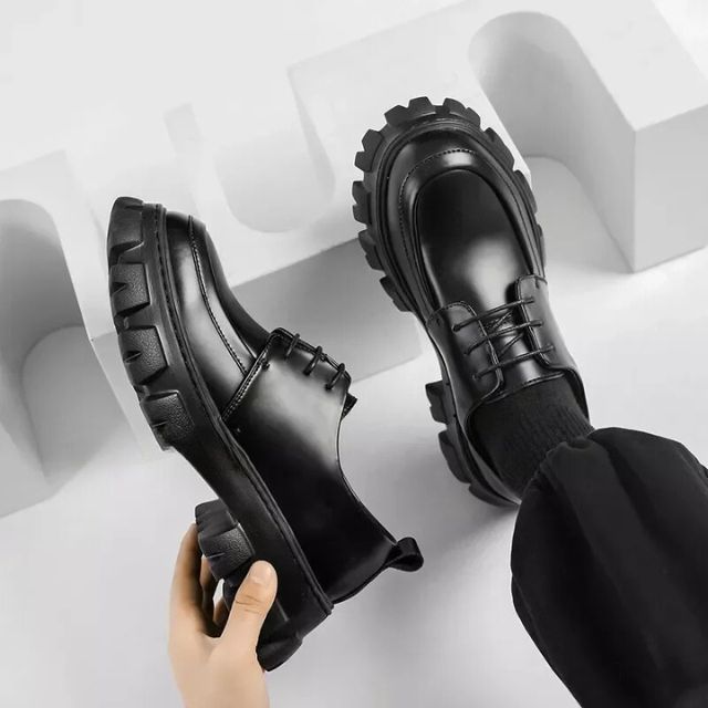 Zwarte leren herenschoenen, model Ethan, met robuuste dikke zool en antislip grip, perfect voor herenmode.