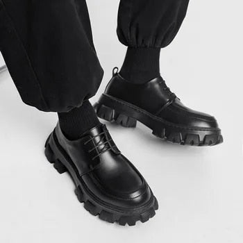 Elegante zwarte zakelijke herenschoenen, instapmodel met trendy dikke zool; modern en comfortabel.