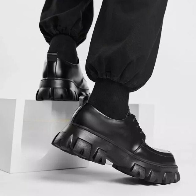Stijlvolle zwarte formele schoenen voor heren met dikke zool, veelzijdig voor kantoor en speciale gelegenheden.