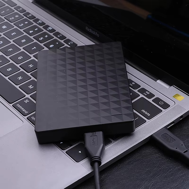 Zwarte externe harde schijf 8TB USB 3.0. Perfect voor snelle, draagbare data-opslag en backup van al je gegevens.
