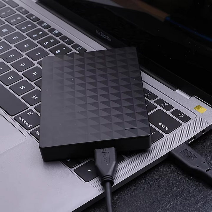 Zwarte externe harde schijf 8TB USB 3.0. Perfect voor snelle, draagbare data-opslag en backup van al je gegevens.