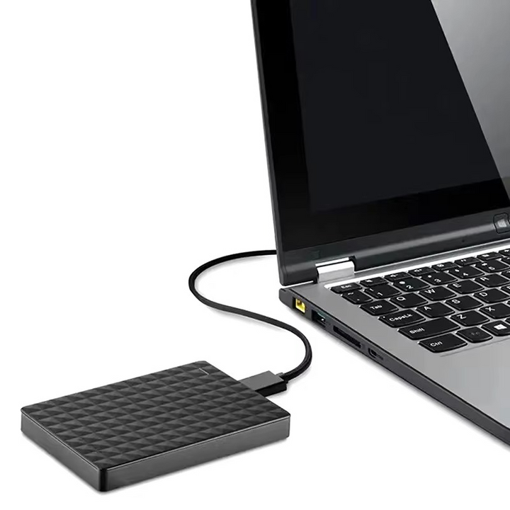 Externe 8TB USB 3.0 harde schijf aangesloten op laptop voor snelle, veilige backup en opslag van belangrijke data.