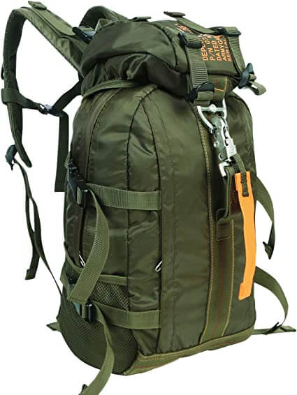 Unisex tactische FieldGear rugzak gedragen tijdens wandeling, waterdicht en comfortabel voor alle outdoor avonturen.